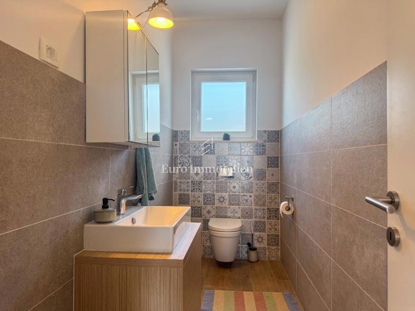 Istria - una villa con piscina e vista aperta sul mare