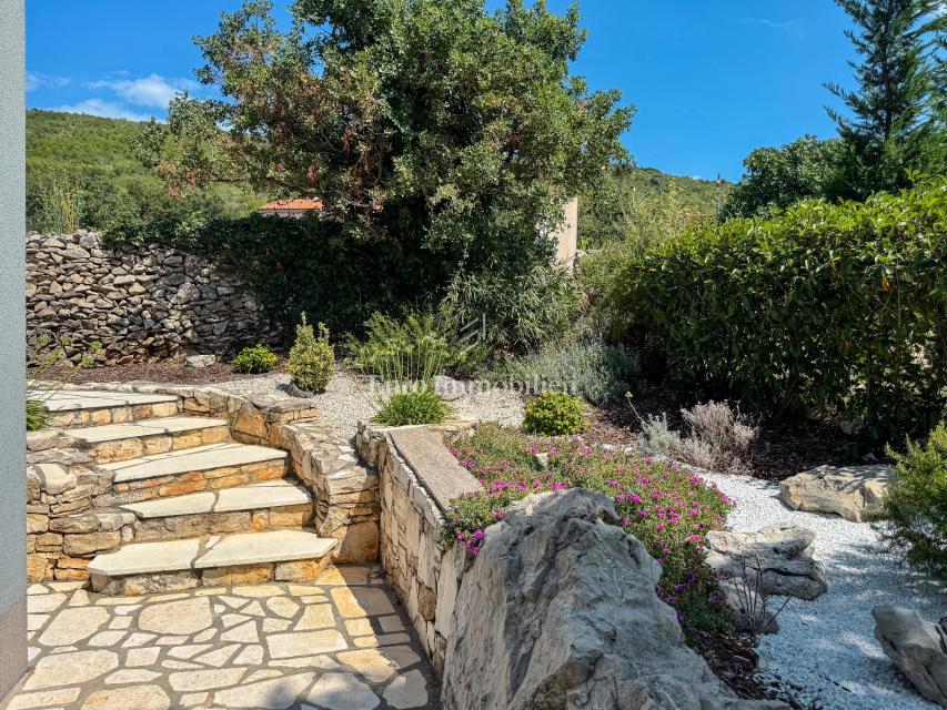 Istria - una villa con piscina e vista aperta sul mare