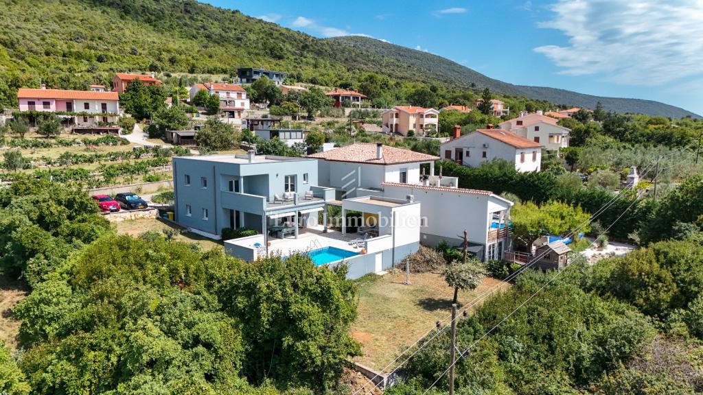Istria - una villa con piscina e vista aperta sul mare