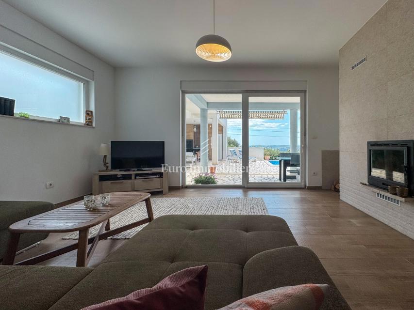 Istria - una villa con piscina e vista aperta sul mare