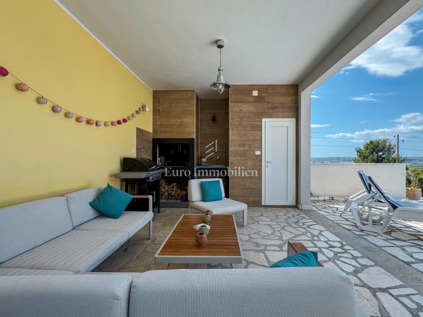 Istria - una villa con piscina e vista aperta sul mare