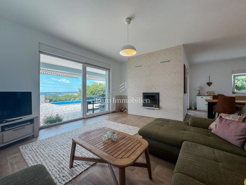 Istria - una villa con piscina e vista aperta sul mare