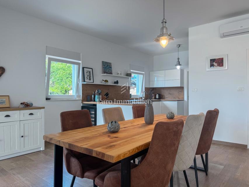 Istria - una villa con piscina e vista aperta sul mare