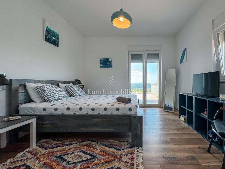 Istria - una villa con piscina e vista aperta sul mare