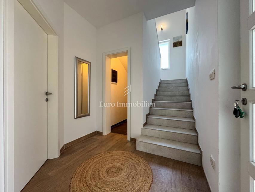 Istria - una villa con piscina e vista aperta sul mare