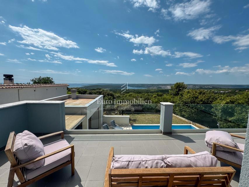 Istria - una villa con piscina e vista aperta sul mare