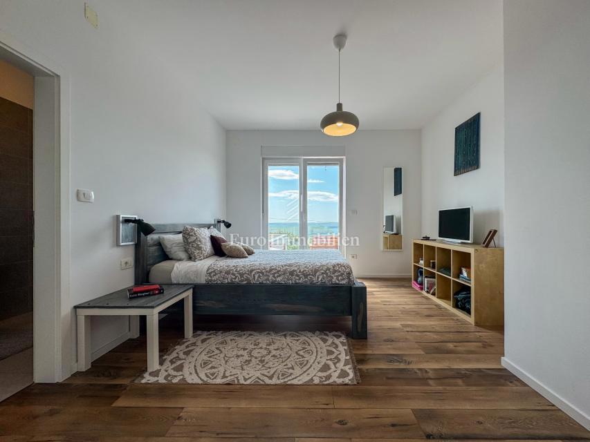 Istria - una villa con piscina e vista aperta sul mare