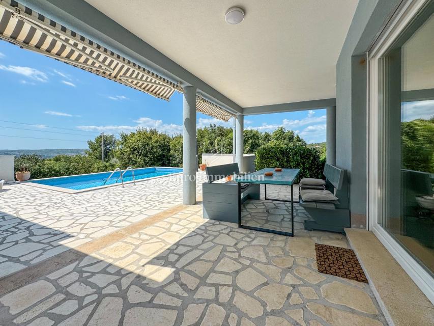 Istria - una villa con piscina e vista aperta sul mare