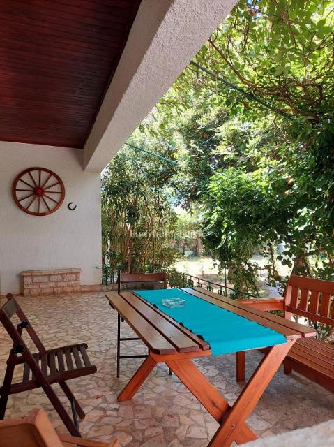 Novalja - 2 case con un grande giardino nel centro di Novalja