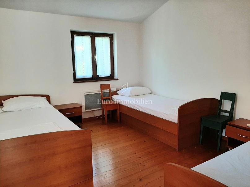 Novalja - 2 case con un grande giardino nel centro di Novalja