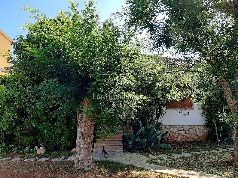 Novalja - 2 case con un grande giardino nel centro di Novalja