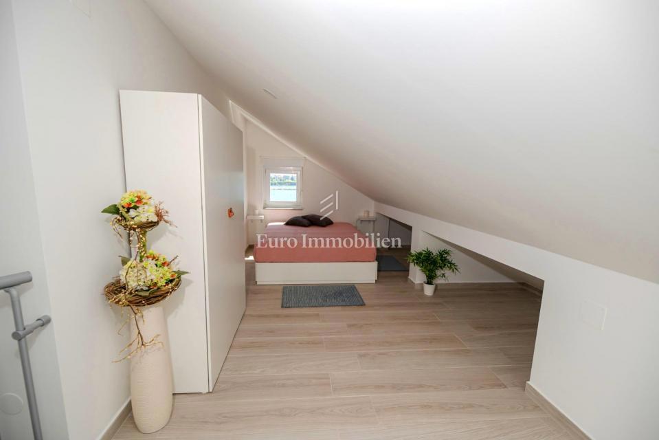 Pag, Povljana, Appartamento in prima fila sul mare