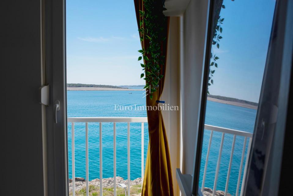 Pag, Povljana, Appartamento in prima fila sul mare