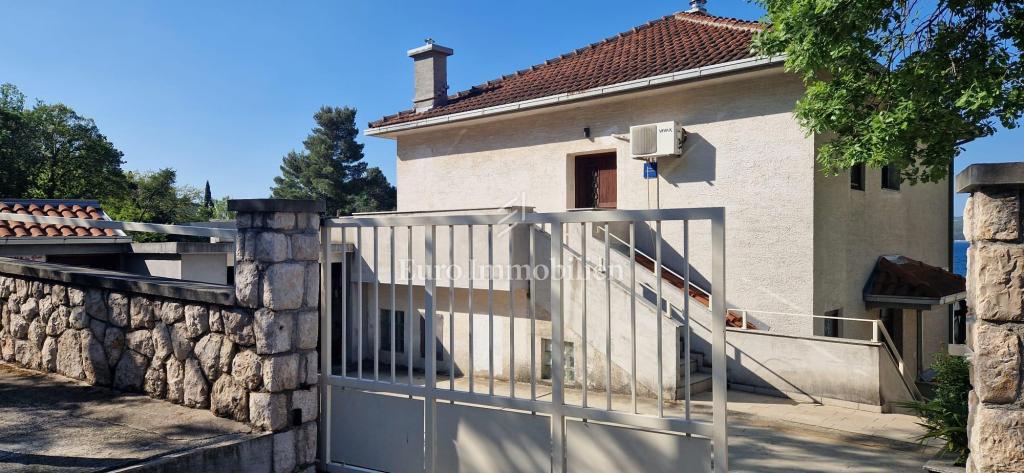 Crikvenica, Casa fronte mare con spazio commerciale