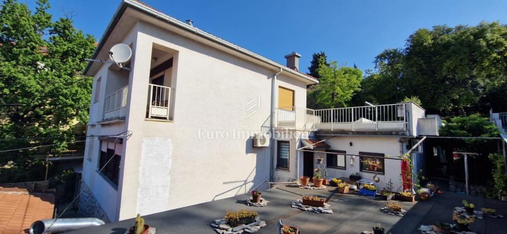 Crikvenica, Casa fronte mare con spazio commerciale