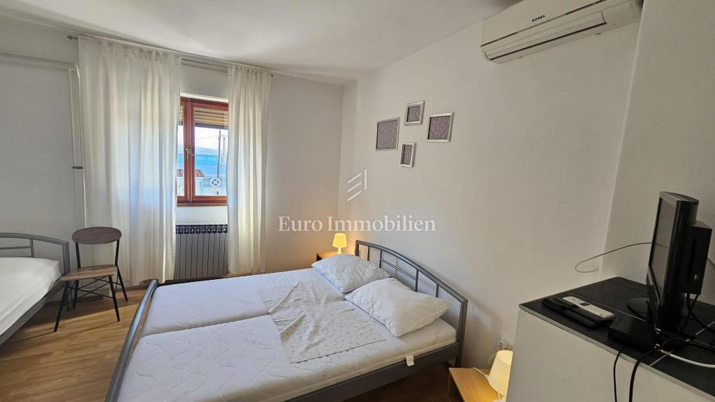 Crikvenica, Casa fronte mare con spazio commerciale