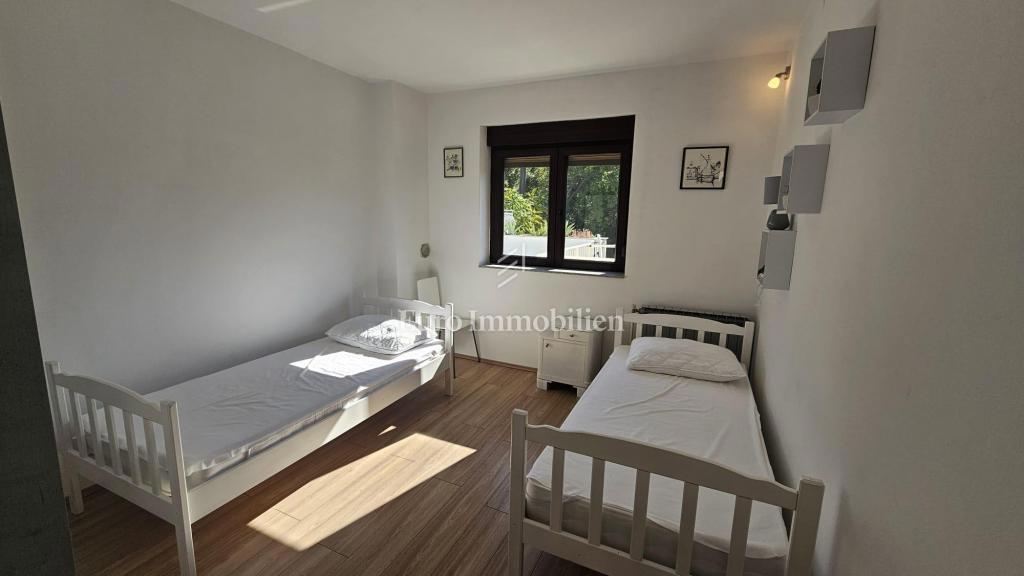 Crikvenica, Casa fronte mare con spazio commerciale