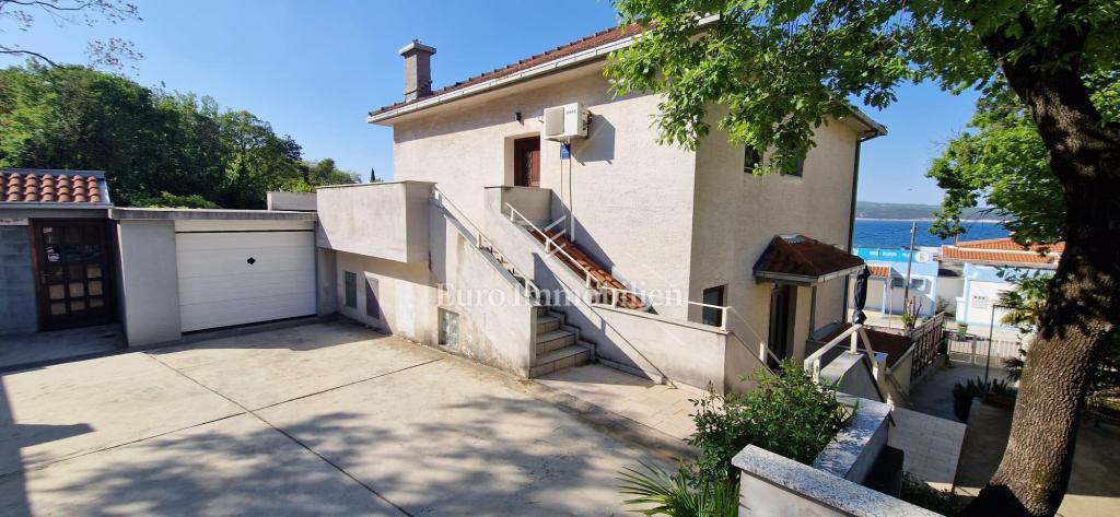 Crikvenica, Casa fronte mare con spazio commerciale