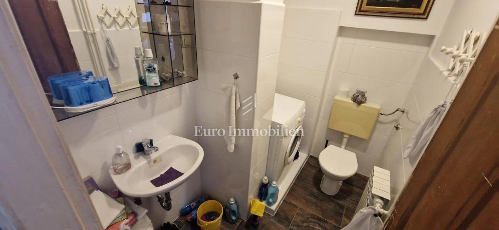 Crikvenica, Casa fronte mare con spazio commerciale