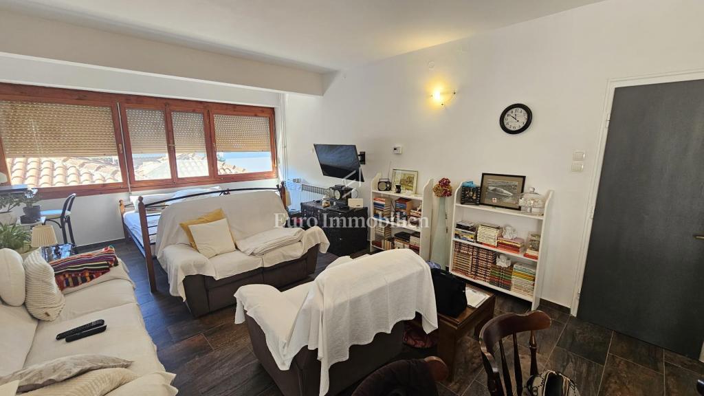 Crikvenica, Casa fronte mare con spazio commerciale