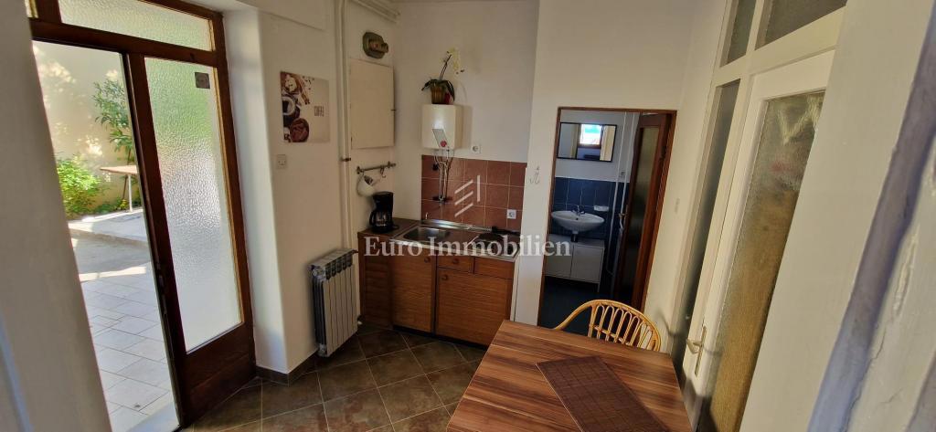 Crikvenica, Casa fronte mare con spazio commerciale