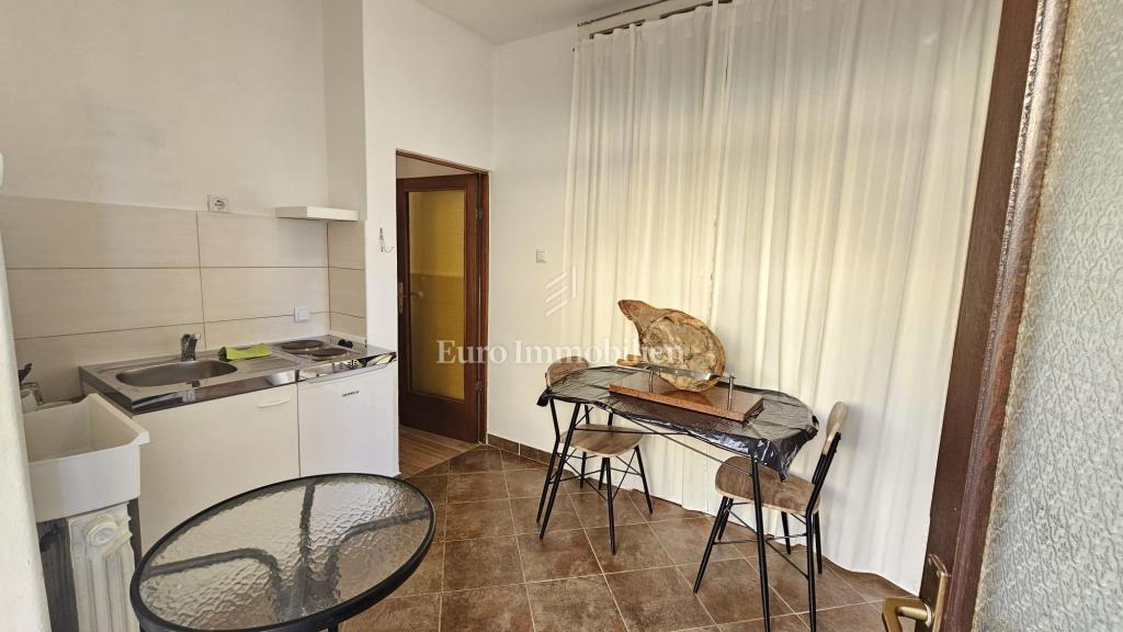 Crikvenica, Casa fronte mare con spazio commerciale