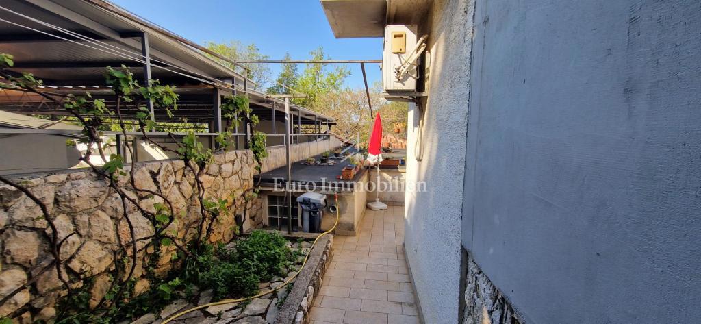 Crikvenica, Casa fronte mare con spazio commerciale