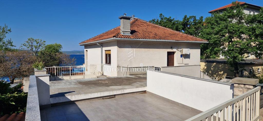 Crikvenica, Casa fronte mare con spazio commerciale