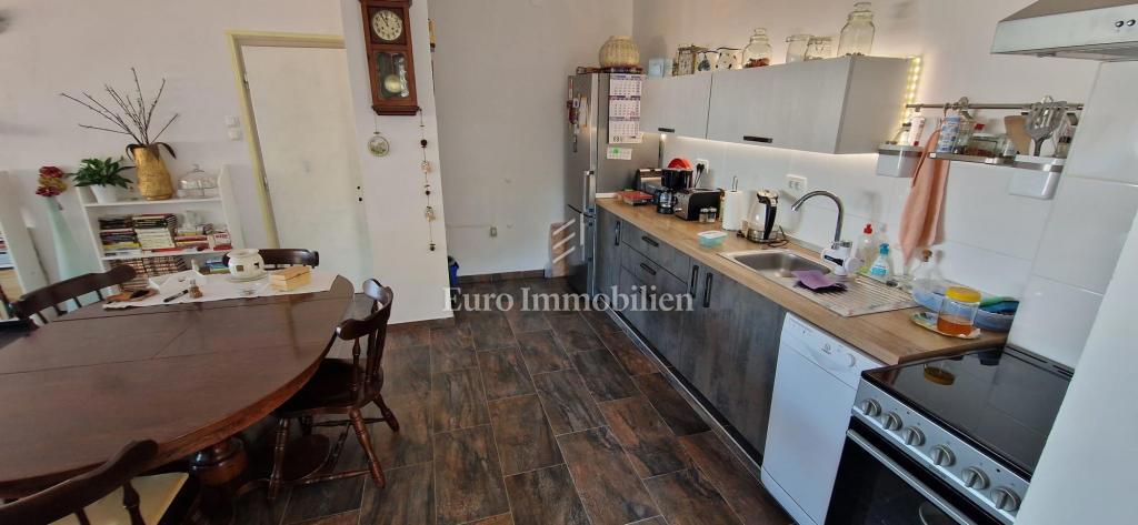 Crikvenica, Casa fronte mare con spazio commerciale