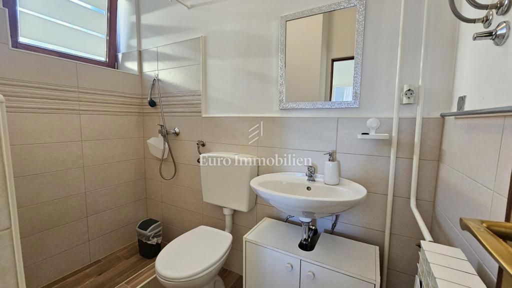 Crikvenica, Casa fronte mare con spazio commerciale