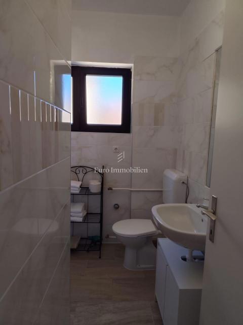 Crikvenica, Casa fronte mare con spazio commerciale