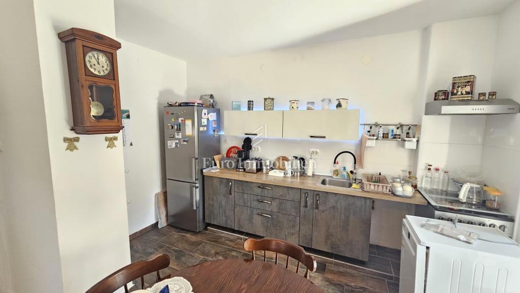 Crikvenica, Casa fronte mare con spazio commerciale