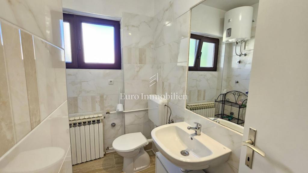 Crikvenica, Casa fronte mare con spazio commerciale