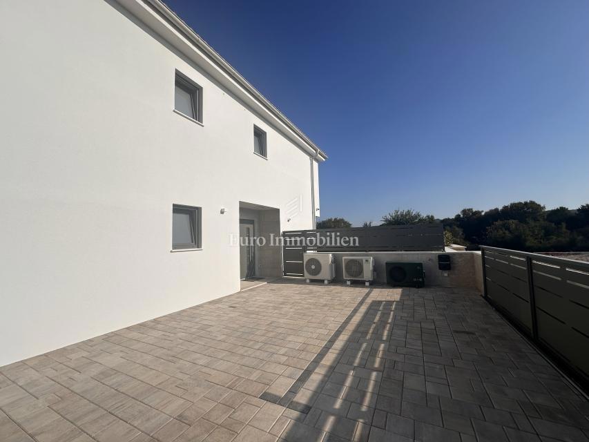 Malinska - casa nuova di qualità con piscina