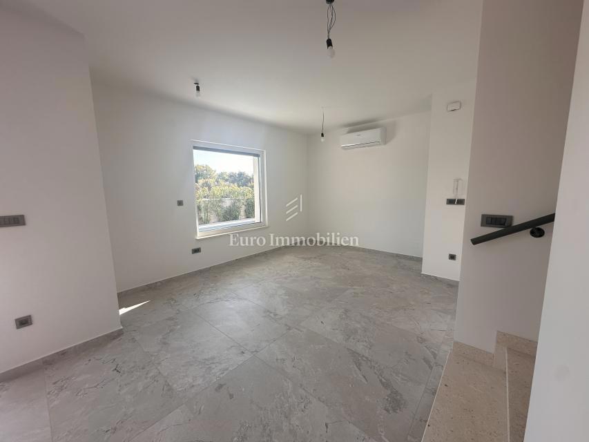 Malinska - casa nuova di qualità con piscina