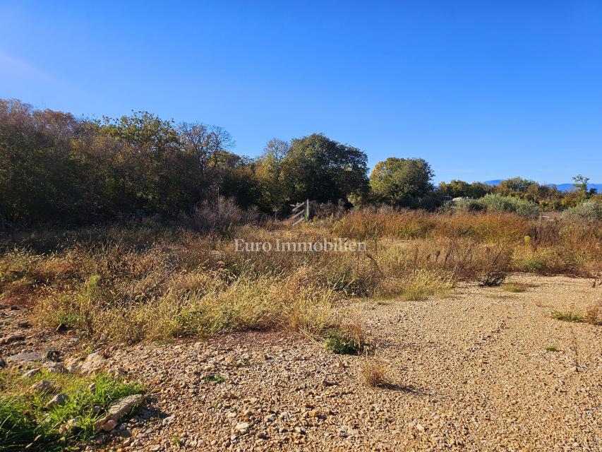 Vicino a Malinska, bel terreno edificabile in zona tranquilla
