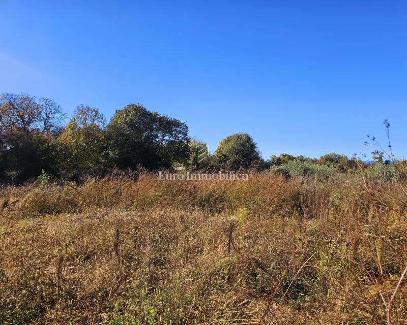 Vicino a Malinska, bel terreno edificabile in zona tranquilla