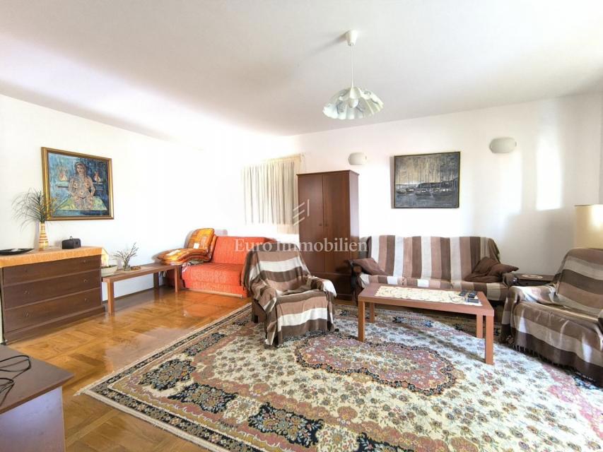 Casa con tre unità in zona ricercata, Malinska