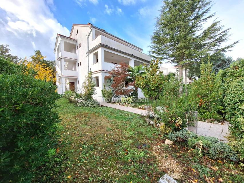 Casa con tre unità in zona ricercata, Malinska