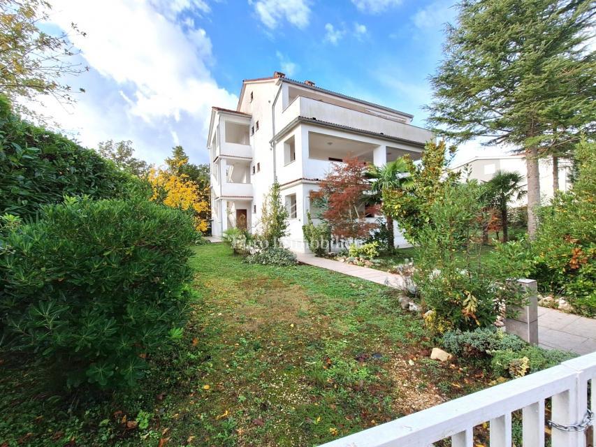 Casa con tre unità in zona ricercata, Malinska