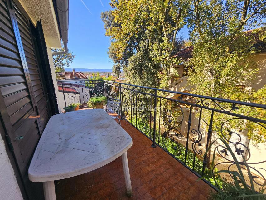 Appartamento spazioso con 4 camere da letto a Malinska