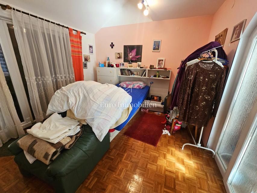 Appartamento spazioso con 4 camere da letto a Malinska