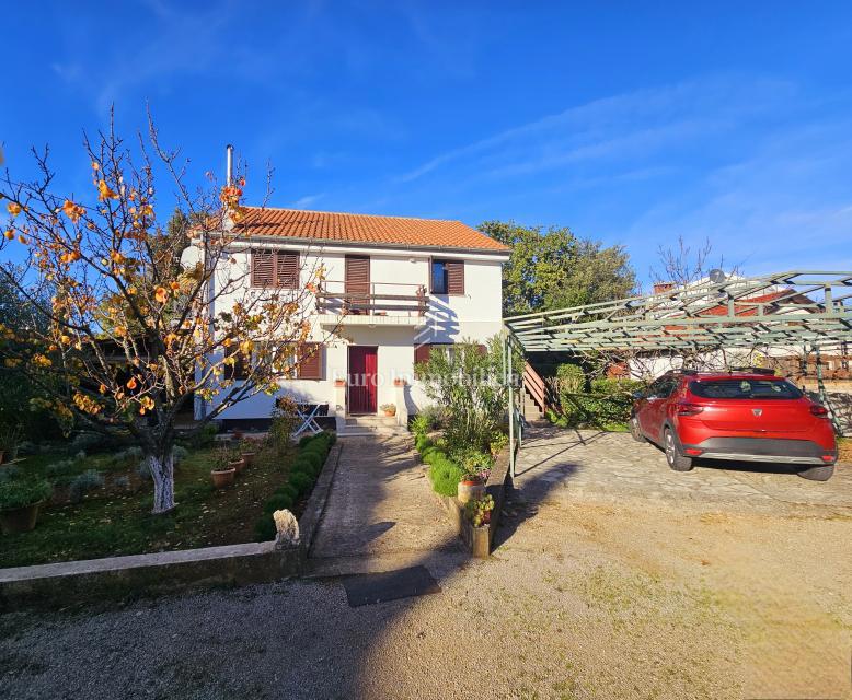 Appartamento spazioso con 4 camere da letto a Malinska