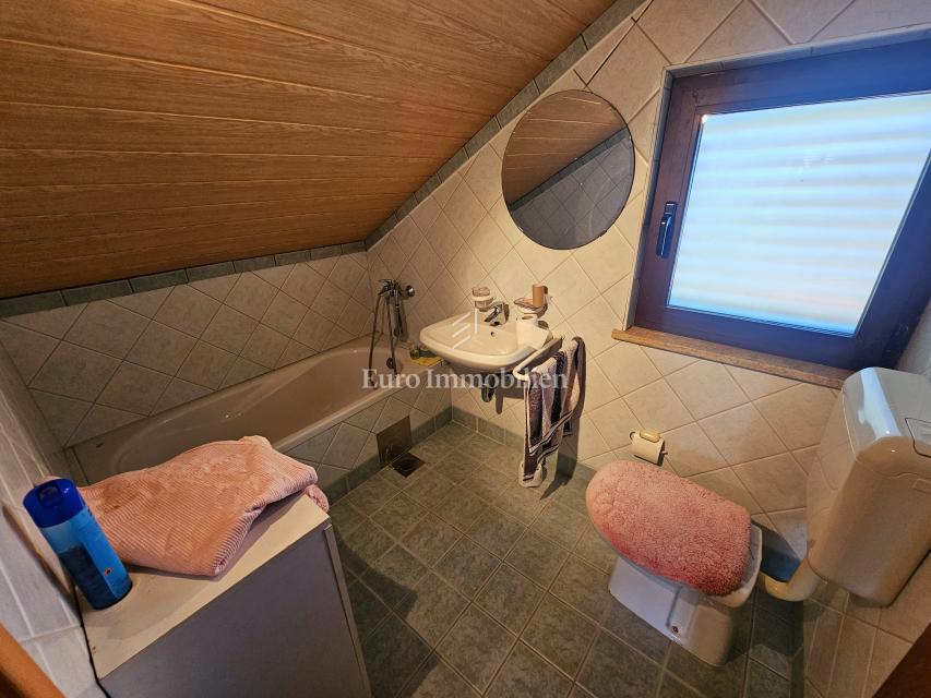 Appartamento spazioso con 4 camere da letto a Malinska