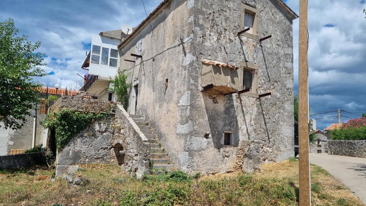 Casa in pietra da ristrutturare con vista mare sull'isola di Krk