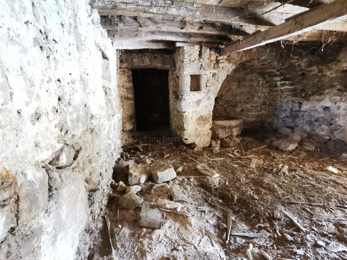 Casa in pietra da ristrutturare con vista mare sull'isola di Krk