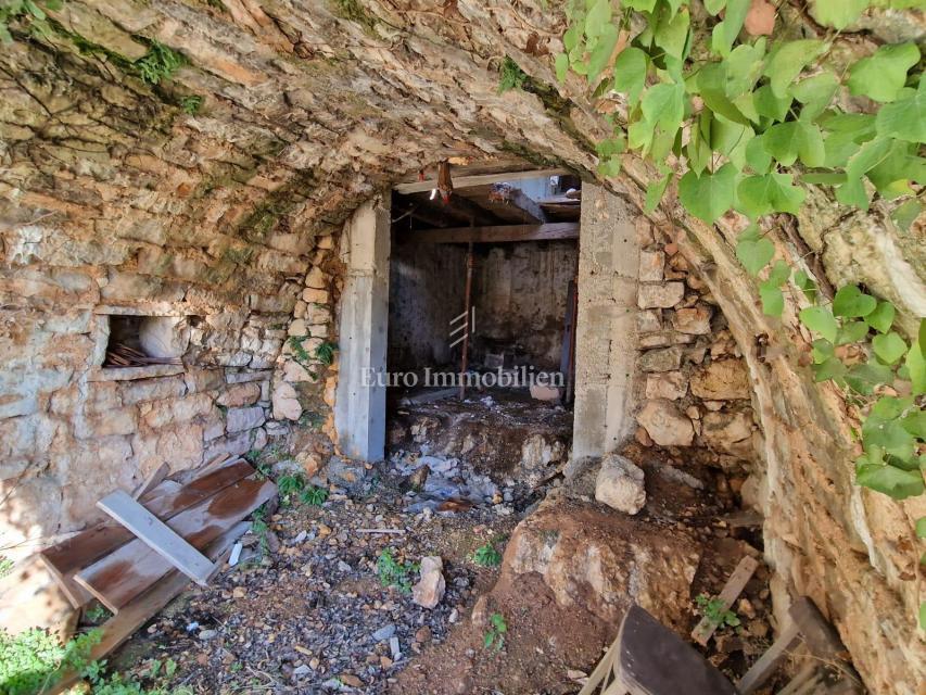 Casa in pietra da ristrutturare con vista mare sull'isola di Krk