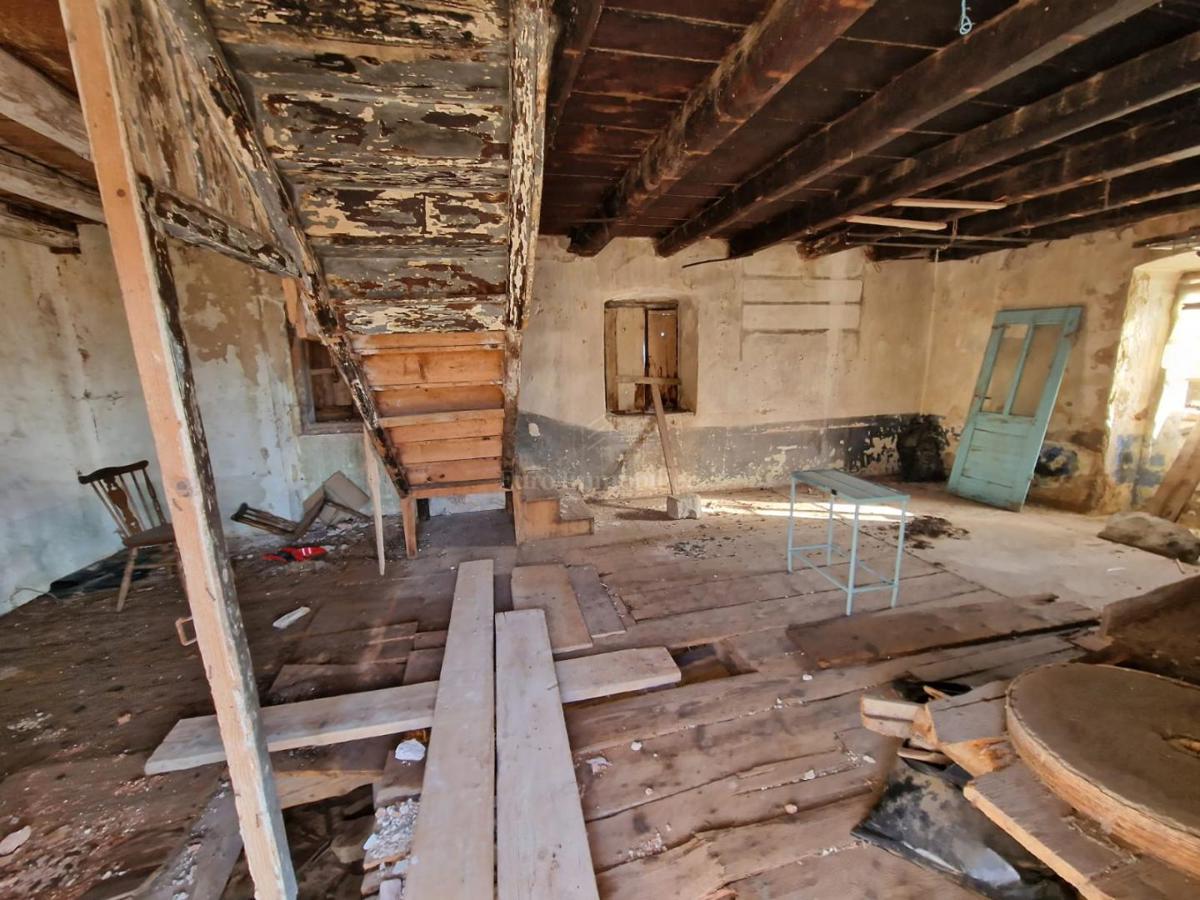 Casa in pietra da ristrutturare con vista mare sull'isola di Krk