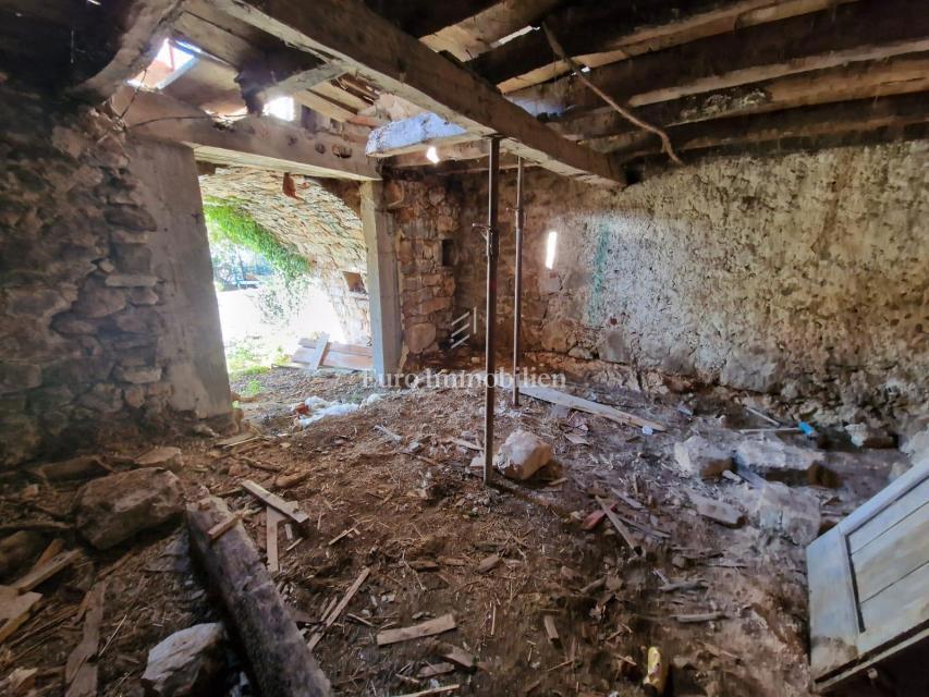 Casa in pietra da ristrutturare con vista mare sull'isola di Krk