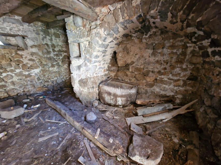Casa in pietra da ristrutturare con vista mare sull'isola di Krk